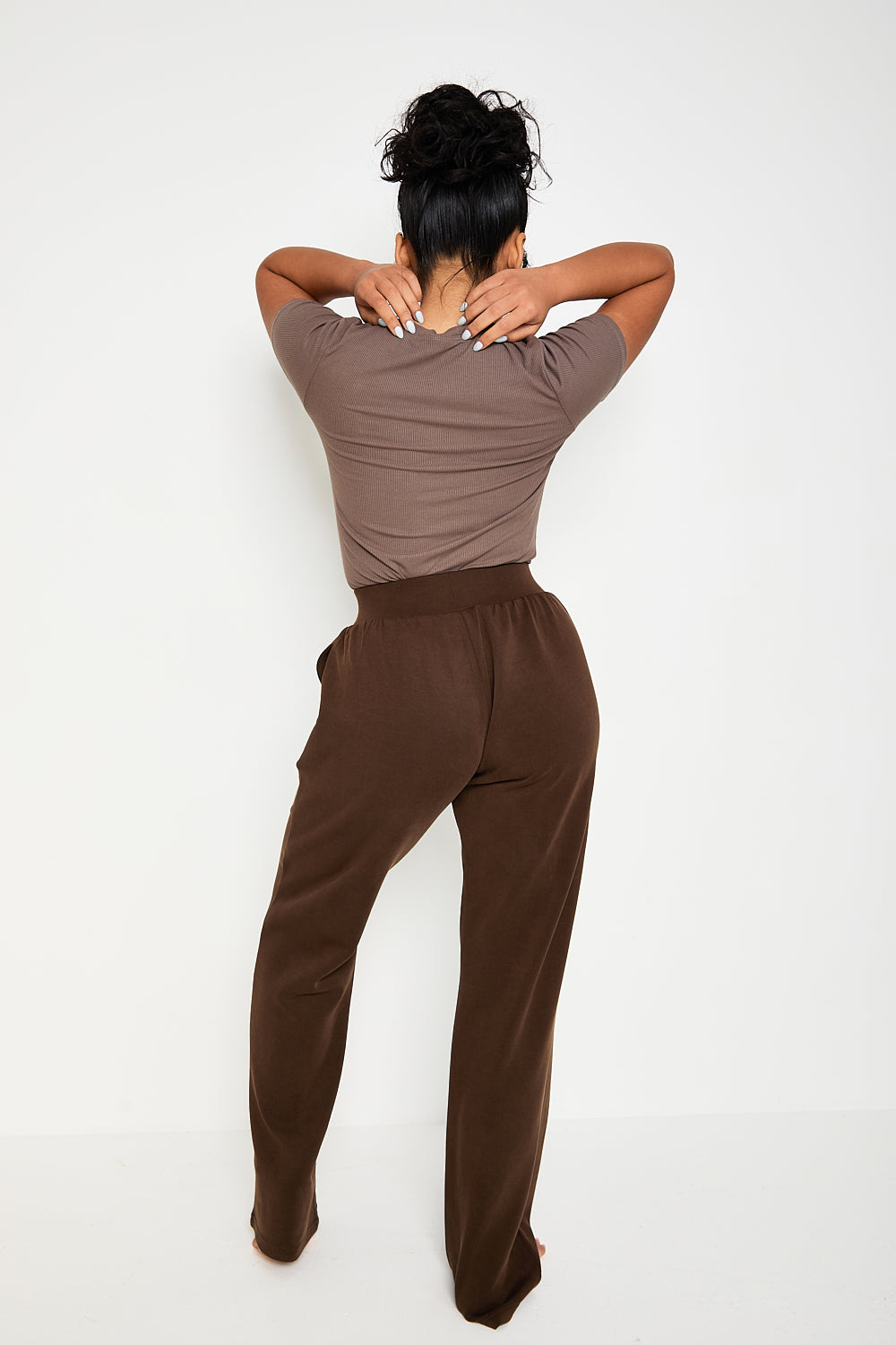 Skill fully crafted from luxurious modal, our Rich Chocolate Flare Jogger is an essential piece for any loungewear wardrobe. It's plush and comfortable material is perfect for leisurely Sundays, whether you're at home or out and about. With its premium modal fabric, the exceptionally soft and warm fabric offers the ultimate in comfort, perfect for unwinding after a long day. Whether you're at home or on the go, these joggers provide unbeatable coziness and effortless style.