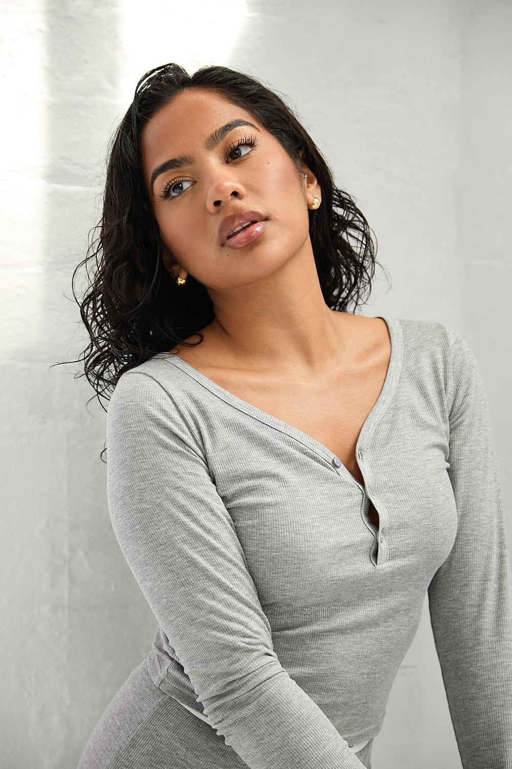 Discover elevated essentials with our premium Long Slv Ribbed Top in our soft grey melange, made from a blend of modal and elastane. This luxuriously soft, lightweight, and stretchy top boasts a sophisticated ribbed texture and a design that promotes unrestricted movement, making it ideal for layering or wearing on its own. The subtle tonal rubber Sundé branding adds a touch of elegance.