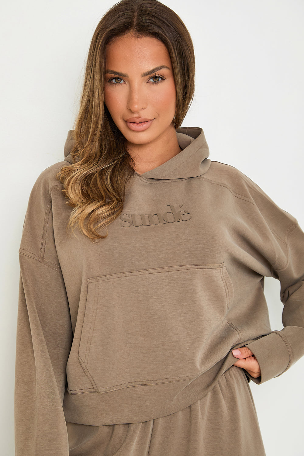 Elevate your loungewear collection with our Boxy Cropped Hoodie in a delicious Mocha colour. Made from soft modal, this hoodie is perfect for both travel and relaxation. The matching lounge flare joggers make for a stylish and comfortable set, while our signature tonal rubber print adds a sophisticated touch. Pair with our basic ribbed tees for a complete look.