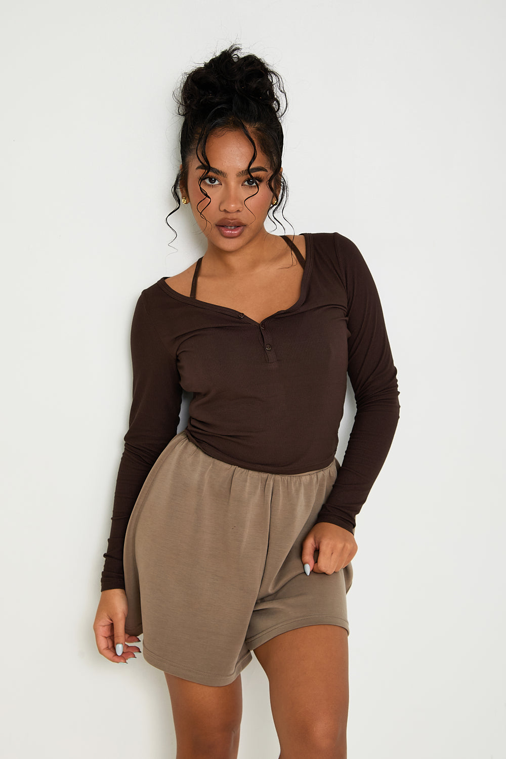 Enhance your wardrobe with our essential Long Sleeve Ribbed Top in Chocolate. This top is made from a premium blend of modal and elastane, providing both softness and stretch for optimal comfort. The sophisticated ribbed texture adds a touch of elegance, while the design allows for a full range of motion. Perfect for layering or wearing alone, our top also features subtle tonal rubber Sundé branding.