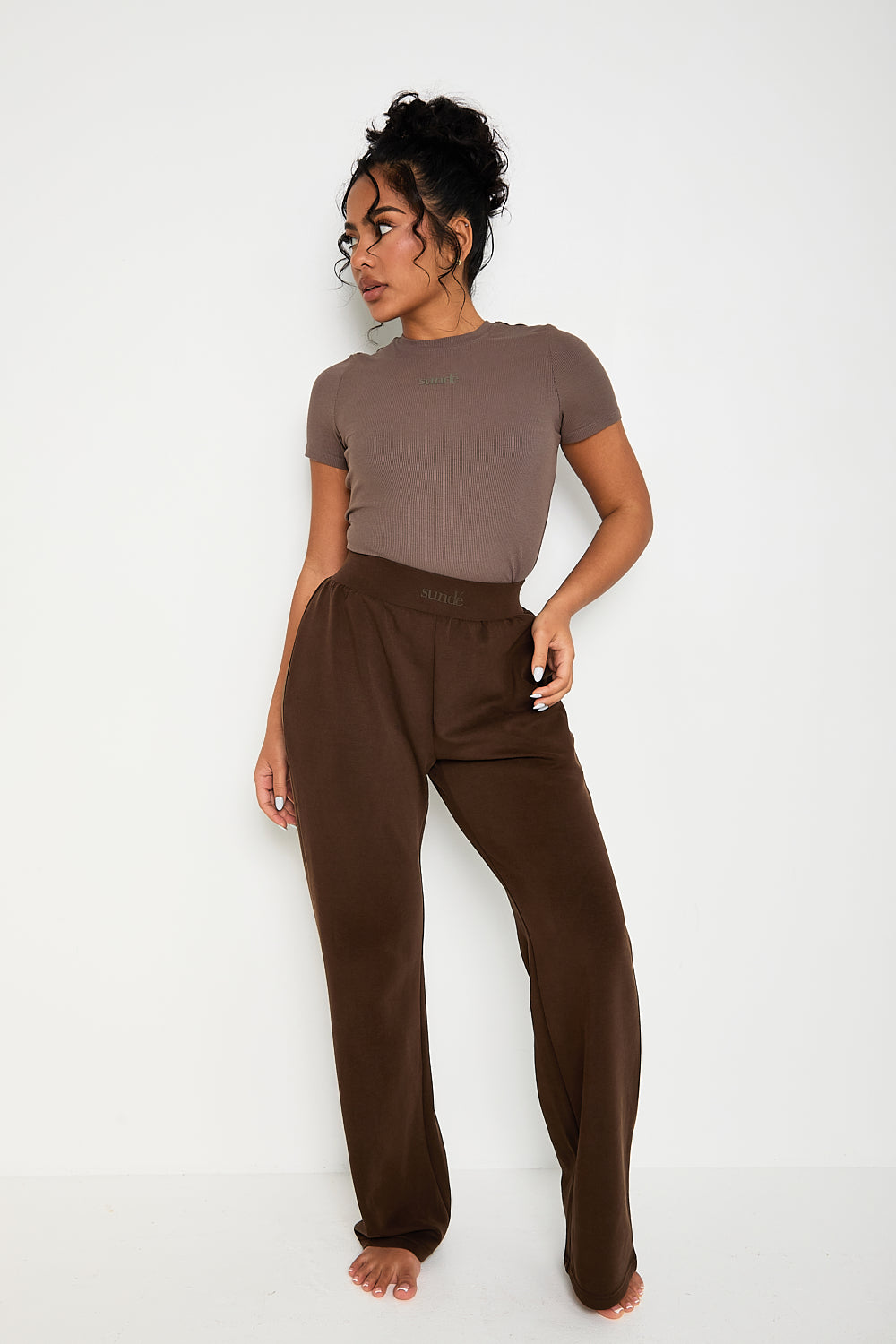 Skill fully crafted from luxurious modal, our Rich Chocolate Flare Jogger is an essential piece for any loungewear wardrobe. It's plush and comfortable material is perfect for leisurely Sundays, whether you're at home or out and about. With its premium modal fabric, the exceptionally soft and warm fabric offers the ultimate in comfort, perfect for unwinding after a long day. Whether you're at home or on the go, these joggers provide unbeatable coziness and effortless style.