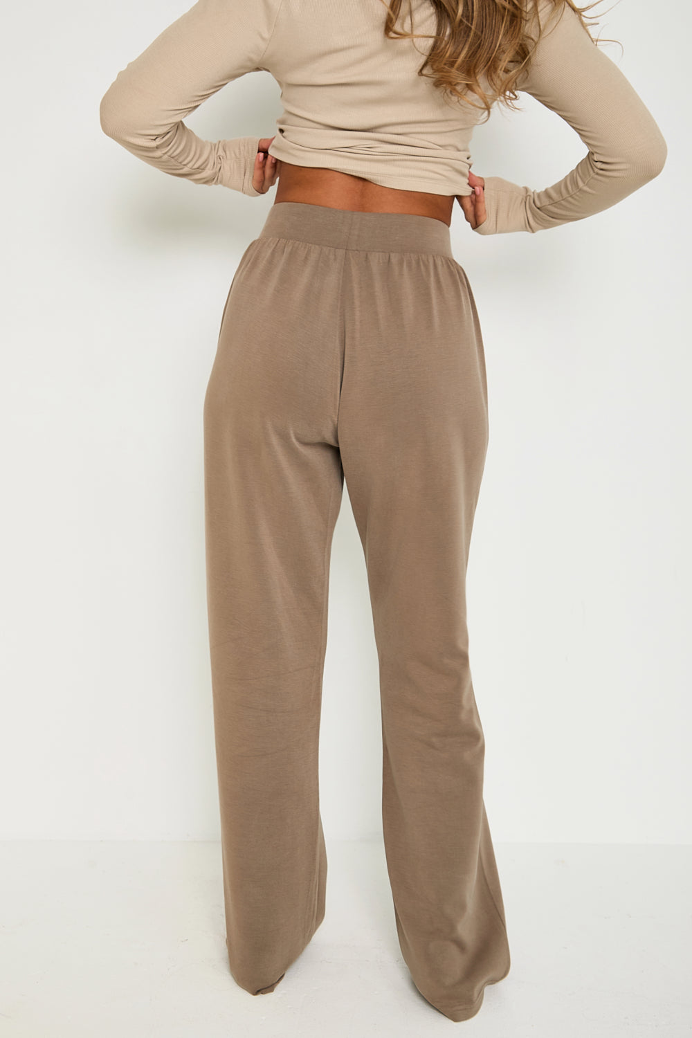  Our Mocha Flare Jogger is a must-have for your loungewear wardrobe. Its supple and cozy material makes it perfect for relaxing on a leisurely Sunday. Whether you're at home or out and about, these joggers offer unmatched comfort and effortless style. Expertly designed with high-quality modal, our Mocha Flare Jogger is a must-have addition to your loungewear collection.  This soft and warm fabric provides ultimate comfort, ideal for unwinding after a long day. Whether you're relaxing at home or running erra