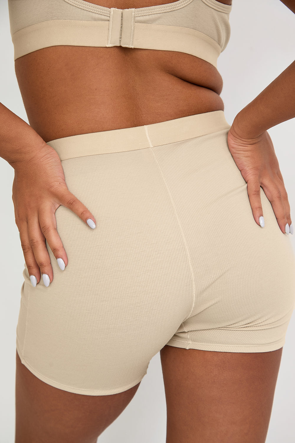 Upgrade your underwear collection with our ultra-soft Cotton Lyocel Ribbed Boxer in latte. Designed for maximum comfort, these high-rise boxers provide full-coverage and a snug fit, thanks to the ribbed fabric. The elastic waistband, featuring our signature logo, adds a touch of style while ensuring they stay in place all day long.