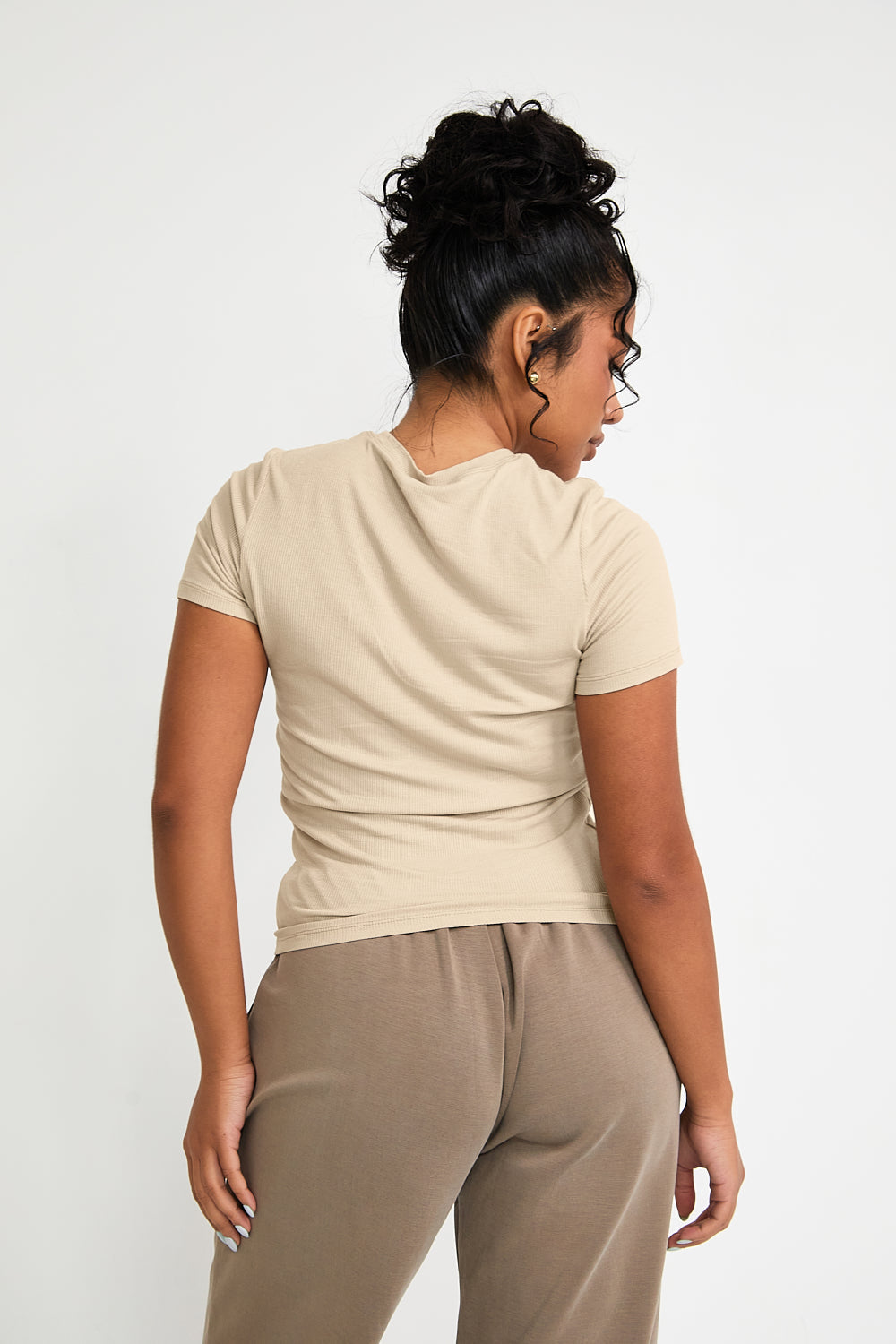 Elevate your wardrobe with our Ribbed T-Shirt in soft latte. Made from high-quality modal and elastane blend, this luxurious and stretchy tee features a refined ribbed texture and a chic racerback design, providing full flexibility and comfort. Perfect for everyday wear, with subtle tonal Sundé branding for a touch of sophistication.