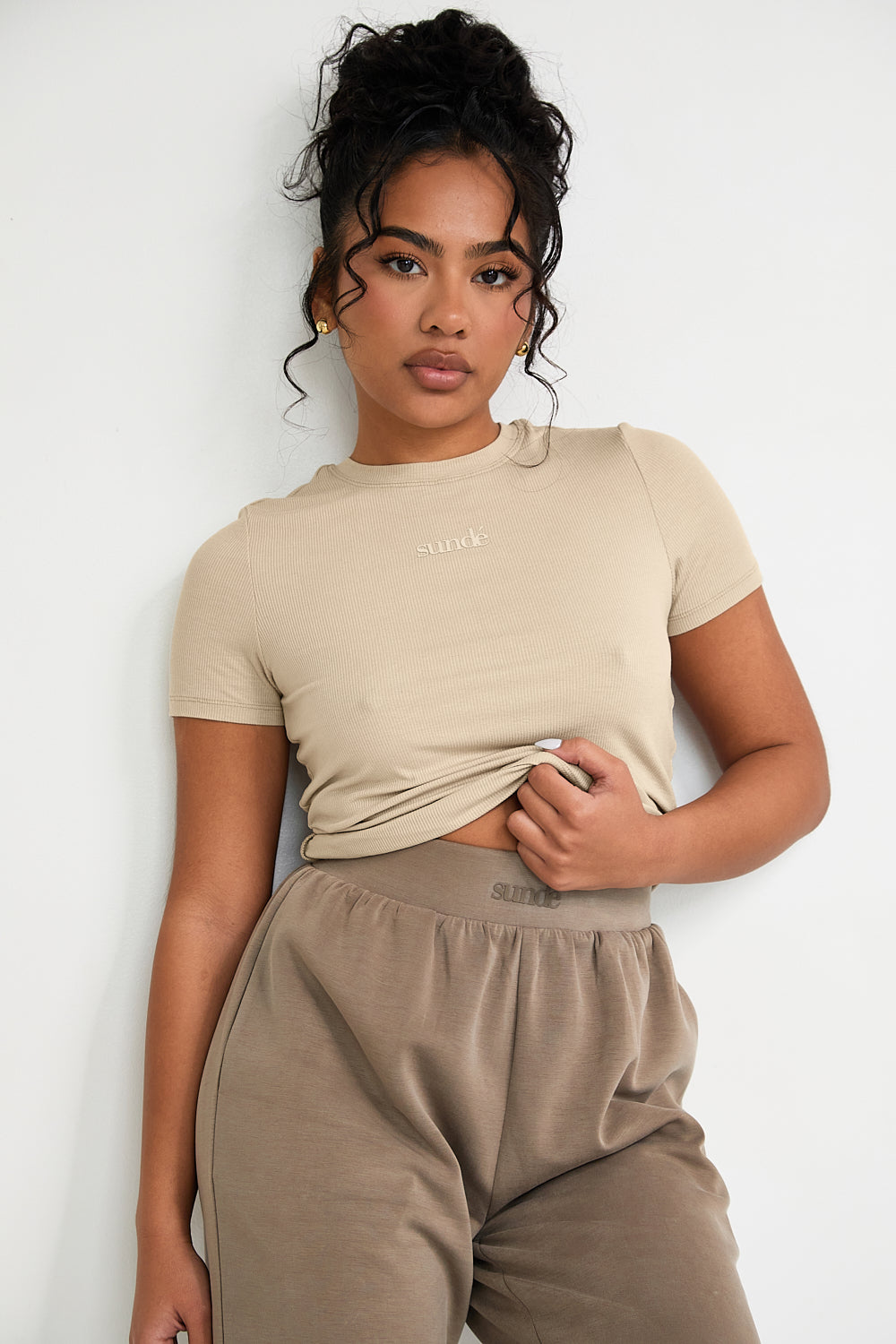 Elevate your wardrobe with our Ribbed T-Shirt in soft latte. Made from high-quality modal and elastane blend, this luxurious and stretchy tee features a refined ribbed texture and a chic racerback design, providing full flexibility and comfort. Perfect for everyday wear, with subtle tonal Sundé branding for a touch of sophistication.