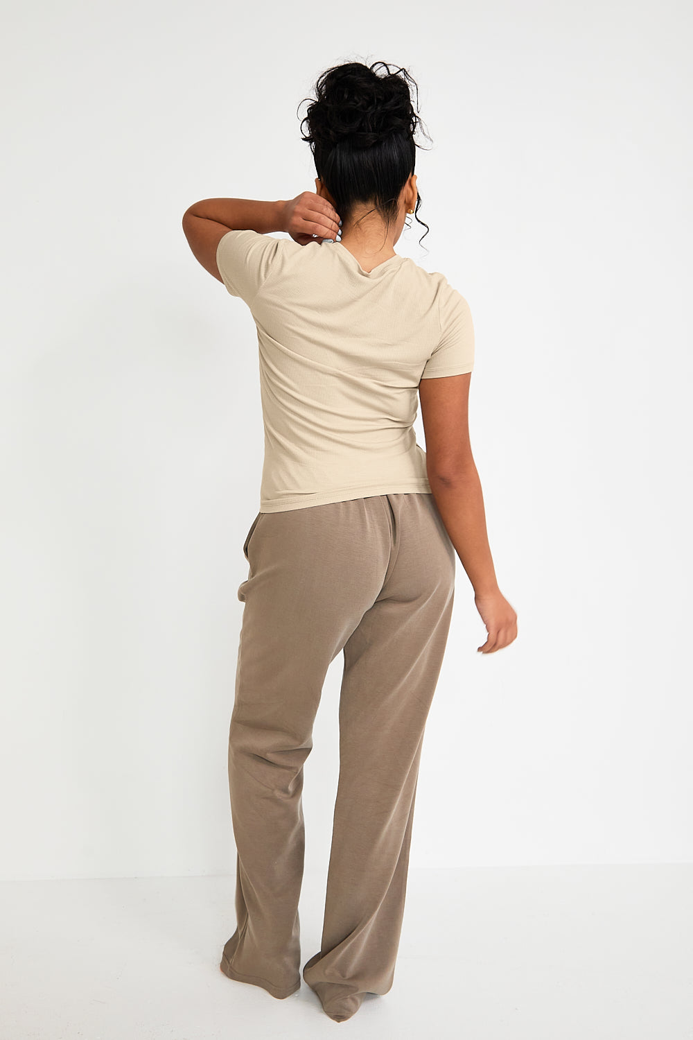 Elevate your wardrobe with our Ribbed T-Shirt in soft latte. Made from high-quality modal and elastane blend, this luxurious and stretchy tee features a refined ribbed texture and a chic racerback design, providing full flexibility and comfort. Perfect for everyday wear, with subtle tonal Sundé branding for a touch of sophistication.