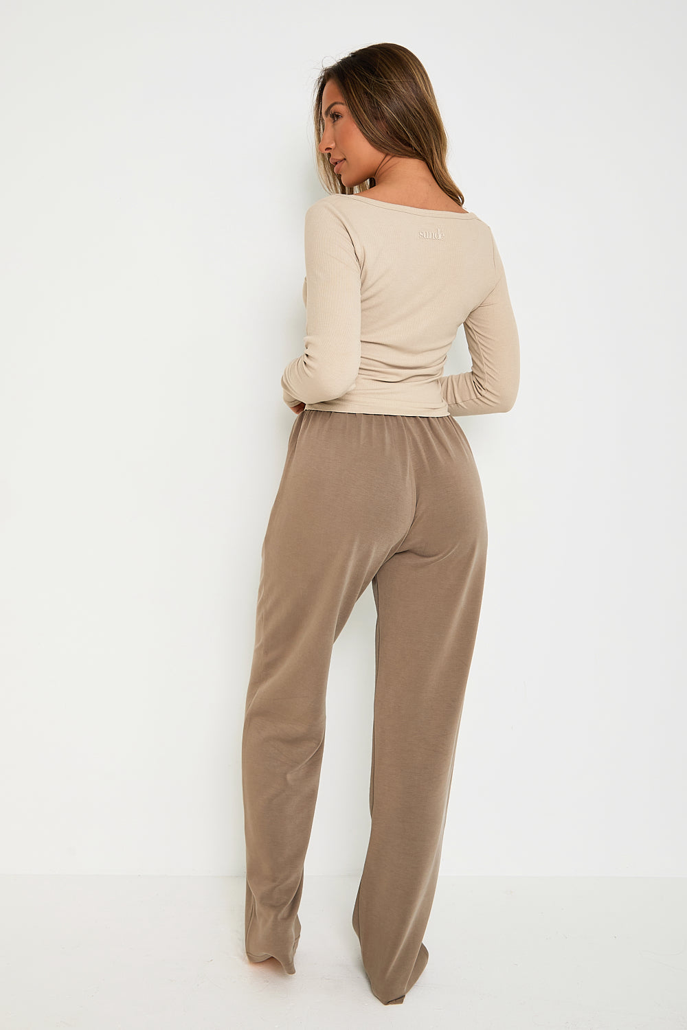 Enhance your wardrobe with our Long Sleeve Ribbed Top in Latte. Made from a high-quality blend of modal and elastane, this top is incredibly soft, lightweight, and stretchy. The elegant ribbed texture and flexible design make it ideal for layering or wearing on its own. Tasteful Sundé branding is also included for a touch of sophistication.