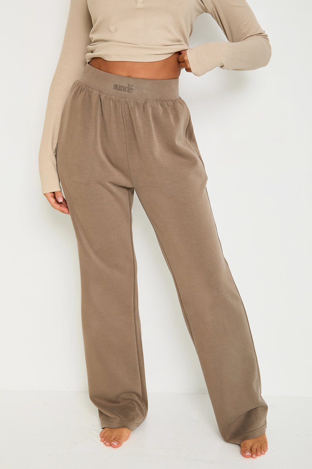 Our Mocha Flare Jogger is a must-have for your loungewear wardrobe. Its supple and cozy material makes it perfect for relaxing on a leisurely Sunday. Whether you're at home or out and about, these joggers offer unmatched comfort and effortless style. Expertly designed with high-quality modal, our Mocha Flare Jogger is a must-have addition to your loungewear collection.  This soft and warm fabric provides ultimate comfort, ideal for unwinding after a long day. Whether you're relaxing at home or running erran